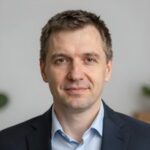Портрет уверенного бизнесмена компании Като Рус на нейтральном фоне для раздела о компании