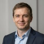 Портрет уверенного бизнесмена компании Като Рус на нейтральном фоне в студийном освещении